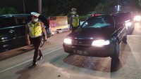 Dalam catatan petugas gabungan di lokasi penyekatan tersebut, sejak pukul 08.00 WIB hingga 18.00 WIB, terdata sekitar 316 sepeda motor dan 353 mobil yang diperintahkan untuk putar balik.(Foto: Luthfi Anshori)