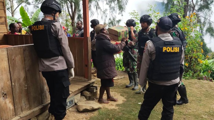 Evakuasi tim gugas tugas COVID-19 korban penembakan di Papua.