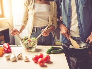 Lebaran Senggang? Yuk Coba Masak 3 Resep Sederhana Ini Bareng Suami