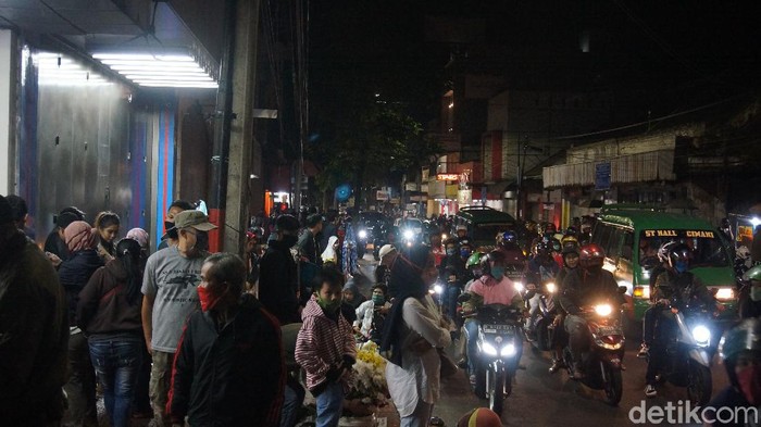 Warga Cimahi di Pusat Perbelanjaan