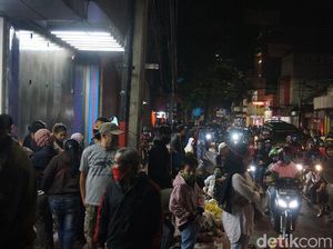 Video Warga Cimahi Serbu Pusat Perbelanjaan di Malam Takbiran