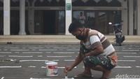 Pengaturan shaf dilakukan dengan dasar physical distancing.