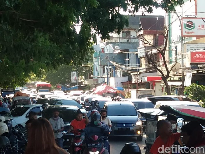Jalanan dan pasar di Makassar yang padat jelang Idul Fitri