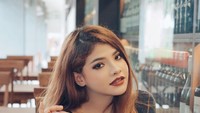 Penyanyi berusia 25 tahun ini kerap membagikan momen kulinerannya yang tak kalah seru. Ia juga merupakan penggemar kopi. Foto: Instagram @sarafajira