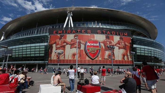 LONDON, ENGLAND - AUGUST 18:  A general view of atmosphere outside Emirates Stadium prior to the Barclays Premier League match between  Arsenal and Sunderland at Emirates Stadium on August 18, 2012 in London, England.  (Photo by Julian Finney/Getty Images)