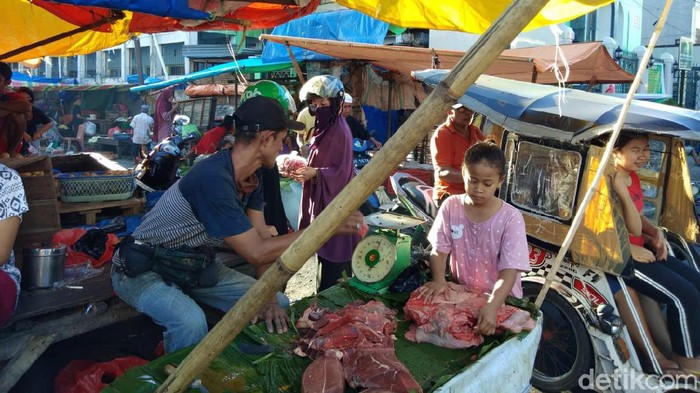 Jalanan dan pasar di Makassar yang padat jelang Idul Fitri
