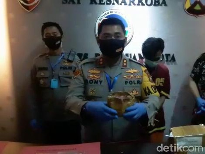 Polisi Kota Pasuruan menggagalkan pengiriman ganja lewat kantor pos. Ganja yang diamankan dibungkus paket makanan ringan untuk mengelabui petugas.