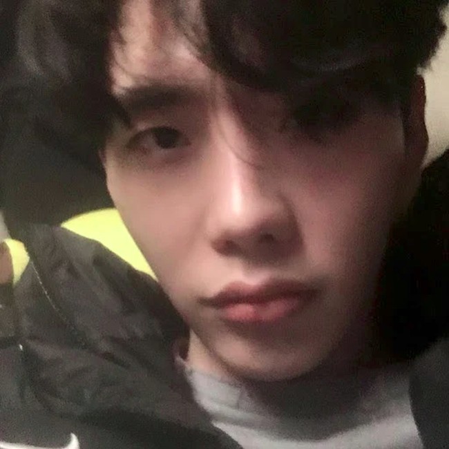 Lee Jong Suk dikenal sebagai salah satu artis Korea dengan wajah yang bening dan mulus. Tentunya pemain Romance is A Bonus Book tidak punya masalah dengan posting foto jelek tanpa makeup. Foto: Instagram @jongsuk0206