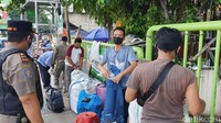 Tak ada perlawanan terlihat dari para pedagang ini. Namun, beberapa dari mereka tampak menunjukkan raut wajah yang kesal. Tak ada satu pun dari pedagang yang bersedia diwawancara. 