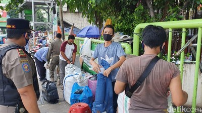 Penampakan Toko dan Lapak di Pasar Tanah Abang Ditutup Demi Cegah Kerumunan