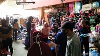 Pengunjung pasar ramai berbelanja berbagai kebutuhan. Kios sembako dan pakaian tambakan menjadi sasaran belanja pengunjung/Ahmad Bil Wahid-detikcom