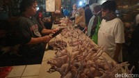 Daging ayam juga diincar para warga yang berdatangan.