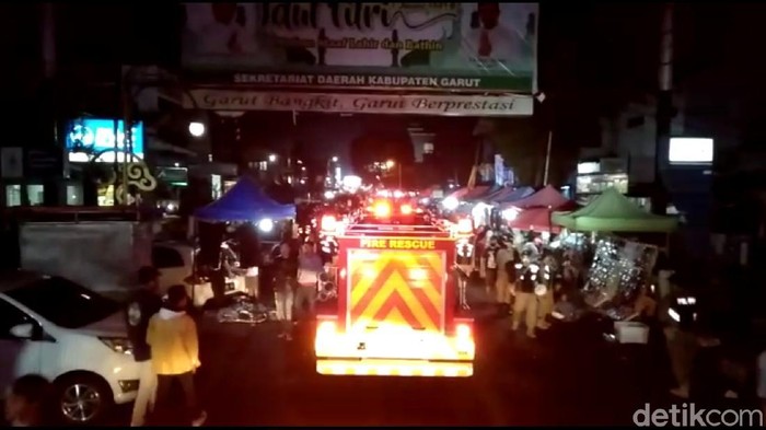Mobil Damkar Bubarkan Kerumunan Massa di Garut