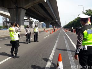 Polisi Berlakukan Satu Lajur di Check Point GT Cikarang Barat