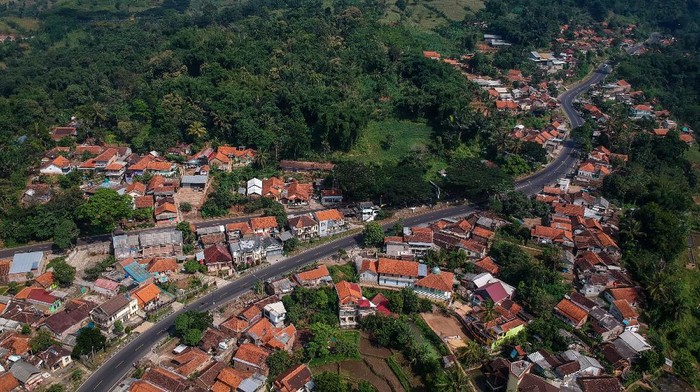 ARUS MUDIK JALUR SELATAN Anggota Brimob Polda Jabar menjaga arus mudik di Kawasan Nagreg di perbatasan Kabupaten Bandung dan Kabupaten Garut, Jawa Barat, Sabtu (23/5/2020). Pada H-1 Lebaran Idul Fitri 2020 kawasan jalur selatan menuju Garut, Tasikmalaya, Ciamis, dan Jawa Tengah yang biasanya ramai pemudik kini terpantau lancar dan sepi menyusul larangan mudik guna mengatasi penyebaran COVID-19. ANTARA FOTO/Raisan Al Farisi/hp.