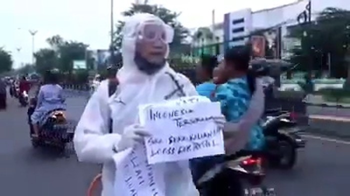 Pria Pakai APD yang Viral Teriak di Jalan Merupakan Relawan COVID-19