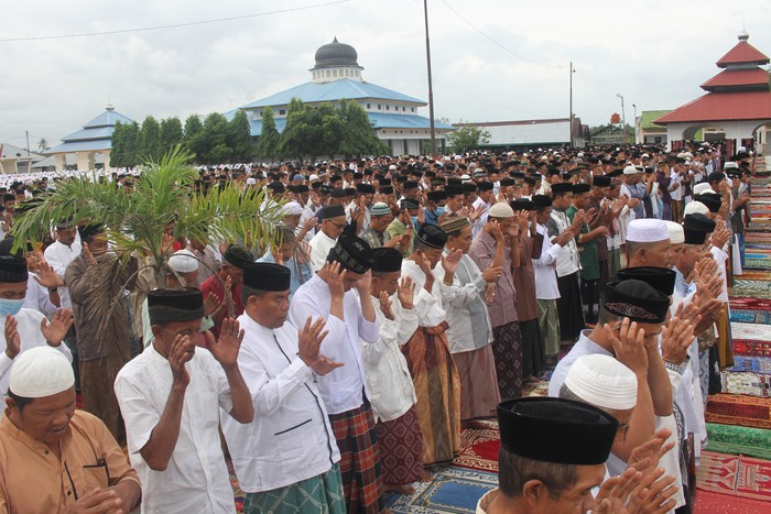 Jamaah Tarekat Syattariah melaksanakan shalat Idul Fitri 1441 Hijriah di halaman Masjid Syaikhuna Habib Muda Seunagan Desa Peuleukung, Seunagan Timur, Nagan Raya, Aceh, Sabtu (23/5/2020). Jamaah Syattariah melaksanakan shalat Idul Fitri lebih awal dari jadwal yang telah ditetapkan Pemerintah karena didasarkan pada metode hisab Urfi Khumasi atau bilangan lima dalam kitab Tajul Muluk yang dianut jamaah Syattariah. ANTARA FOTO/Syifa Yulinnas/hp.