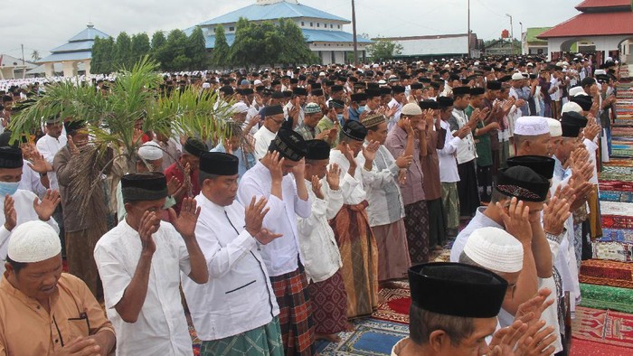 SHALAT IDUL FITRI TAREKAT SYATTARIAH DI NAGAN RAYA Jamaah Tarekat Syattariah melaksanakan shalat Idul Fitri 1441 Hijriah di halaman Masjid Syaikhuna Habib Muda Seunagan Desa Peuleukung, Seunagan Timur, Nagan Raya, Aceh, Sabtu (23/5/2020). Jamaah Syattariah melaksanakan shalat Idul Fitri lebih awal dari jadwal yang telah ditetapkan Pemerintah karena didasarkan pada metode hisab Urfi Khumasi atau bilangan lima dalam kitab Tajul Muluk yang dianut jamaah Syattariah. ANTARA FOTO/Syifa Yulinnas/hp.