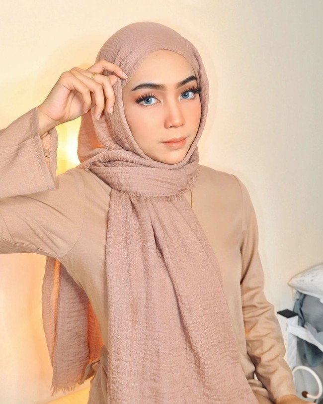 “Terbukti bahwa pengemis online jadi lebih mudah ketika mereka perempuan meminta duit raya, sehingga pria tak berguna akan berduyun-duyun untuk mentransfer RM10 ( Rp 34 ribu ).  Kebodohan haha,” tulis @mrlucaz. Foto: dok. Instagram