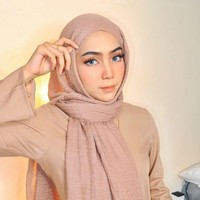 “Terbukti bahwa pengemis online jadi lebih mudah ketika mereka perempuan meminta duit raya, sehingga pria tak berguna akan berduyun-duyun untuk mentransfer RM10 ( Rp 34 ribu ).  Kebodohan haha,” tulis @mrlucaz. Foto: dok. Instagram