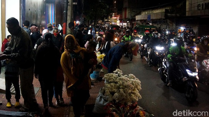 Foto-foto Suasana Malam Takbiran di Cimahi Masyarakat Kota Cimahi memanfaatkan momen malam takbiran untuk berbelanja dan jalan-jalan ke pusat keramaian dan perbelanjaan di Kota Cimahi.