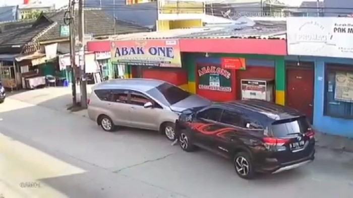 Viral Pemobil di Bekasi Hantam Motor-Mobil, Korban Patah Kaki