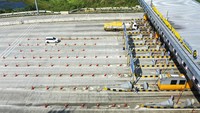 Kini tak ada lagi antrean yang mengular di pintu tol ini.