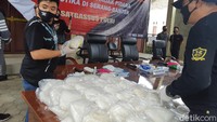 Di Januari 2020, tim kemudian menangkap tiga tersangka dengan barang bukti 228 kg. Dari situ didapati bahwa narkoba dari jaringan Timur Tengah (Timteng) dan Iran. Baru tadi malam, tim berhasil menangkap kedua tersangka saat akan melakukan pemindahan sabu.