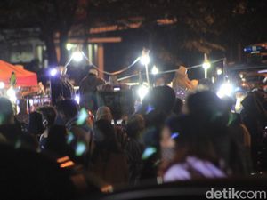 Abaikan Social Distancing, Warga Bandung Menyemut di Pasar Kaget