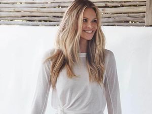 Supermodel Elle Macpherson Kanker Payudara, Tolak Kemo, Pilih Pengobatan Ini