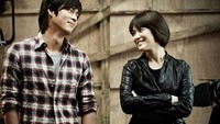 Setelah drakor selesai, mereka mengumumkan kepada publik kalau resmi berpacaran.  Hyun Bin eksis dengan rambut gondrong dan Song Hye Kyo masih berambut pendek. Foto: Istimewa