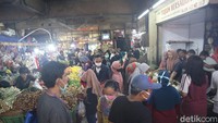 Di lokasi, masih banyak warga yang terlihat belum mengenakan masker.