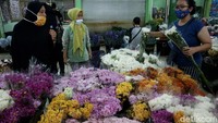 Menjelang hari raya, kawasan Pasar Rawa Belong memang menjadi incaran para warga.