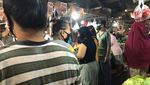 Begini Sesaknya Pengunjung di Pasar Rawalumbu Bekasi