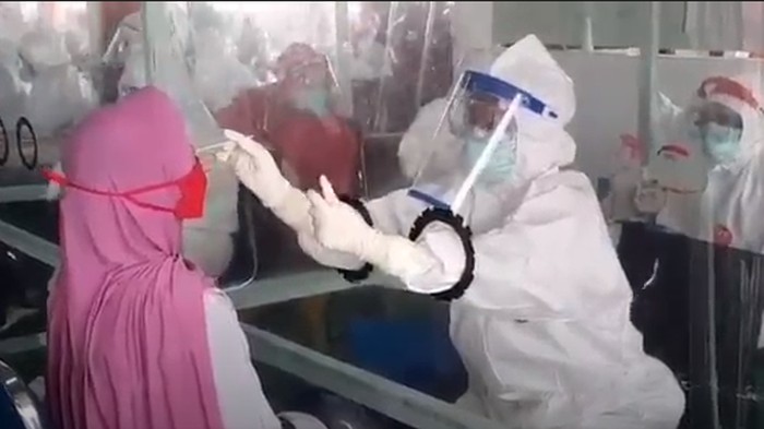 Pasar Raya Padang jadi klaster COVID-19 setelah puluhan orang disimpulkan positif. Beberapa di antaranya meninggal. Untuk memastikan kondisi kesehatan, ratusan pedagang dites swab, Sabtu (23/5/2020). Karena banyaknya pedagang, direncanakan tes akan berlanjut usai Lebaran.