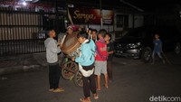 Mereka mengelilingi wilayah perkotaan sambil melantunkan takbir menyambut Idul Fitri.