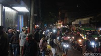 Volume kendaraan mengalami peningkatan drastis di Jalan Gandawijaya, Jalan Amir Machmud, dan Jalan Gatot Subroto ketimbang suasana saat siang hari. 