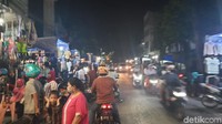 Tak sekedar keliling saja, mereka juga membawa obor dari bambu dan memukul drum sampir berteriak takbir Allahhu Akbar Allahu Akbar. Mereka juga sangat semangat tanpa takut bahaya penyebaran Corona.