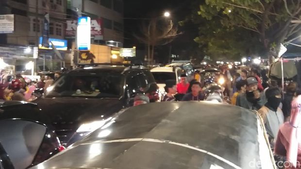 Kepadatan lalu lintas di Pasar Senggol Makassar saat malam Lebaran (Hermawan-detikcom).