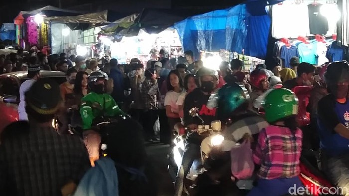 Kepadatan lalu lintas di Pasar Senggol Makassar saat malam Lebaran (Hermawan-detikcom).