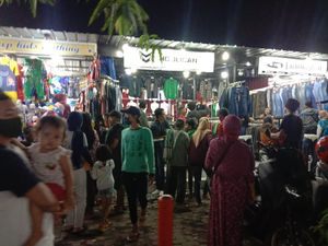 Malam Takbiran, Pasar di Surabaya Ramai Pembeli yang Abai dan Tak Bermasker