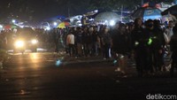 Bahkan banyak warga dan pedagang yang tak mengenakan masker atau pelindung wajah saat bertransaksi. Pantauan detikcom, tampak sejumlah aparat kepolisian berusaha mengurai kepadatan massa.