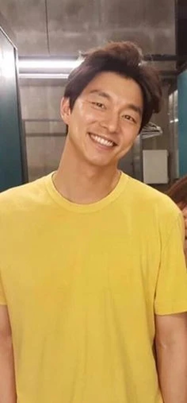 Punya wajah kecil dan fitur-fiturnya yang tajam sudah cukup membuat Gong Yoo terlihat tampan. Dalam sebuah foto yang viral di internet, pemain Goblin ini tetap menawan tanpa riasan. Foto: Internet