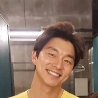 Punya wajah kecil dan fitur-fiturnya yang tajam sudah cukup membuat Gong Yoo terlihat tampan. Dalam sebuah foto yang viral di internet, pemain Goblin ini tetap menawan tanpa riasan. Foto: Internet