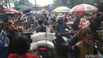 Warga Bekasi Padati Pasar Kranji Baru