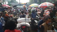 Hal tersebut dilakukan warga demi memenuhi kebutuhan jelang hari raya.