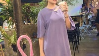  Begini cantiknya Sara saat menikmati es kopi yang dingin dan menyegarkan. Foto: Instagram @sarafajira