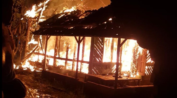 Rumah Panggung Terbakar