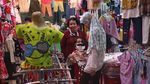 Pandemi Corona Tak Surutkan Tradisi Warga Berburu Pakaian