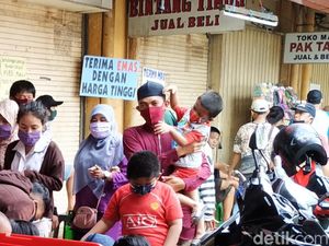 Lewat Pengeras Suara, Pengunjung Pasar Kebayoran Lama Diminta Tak Berkerumun